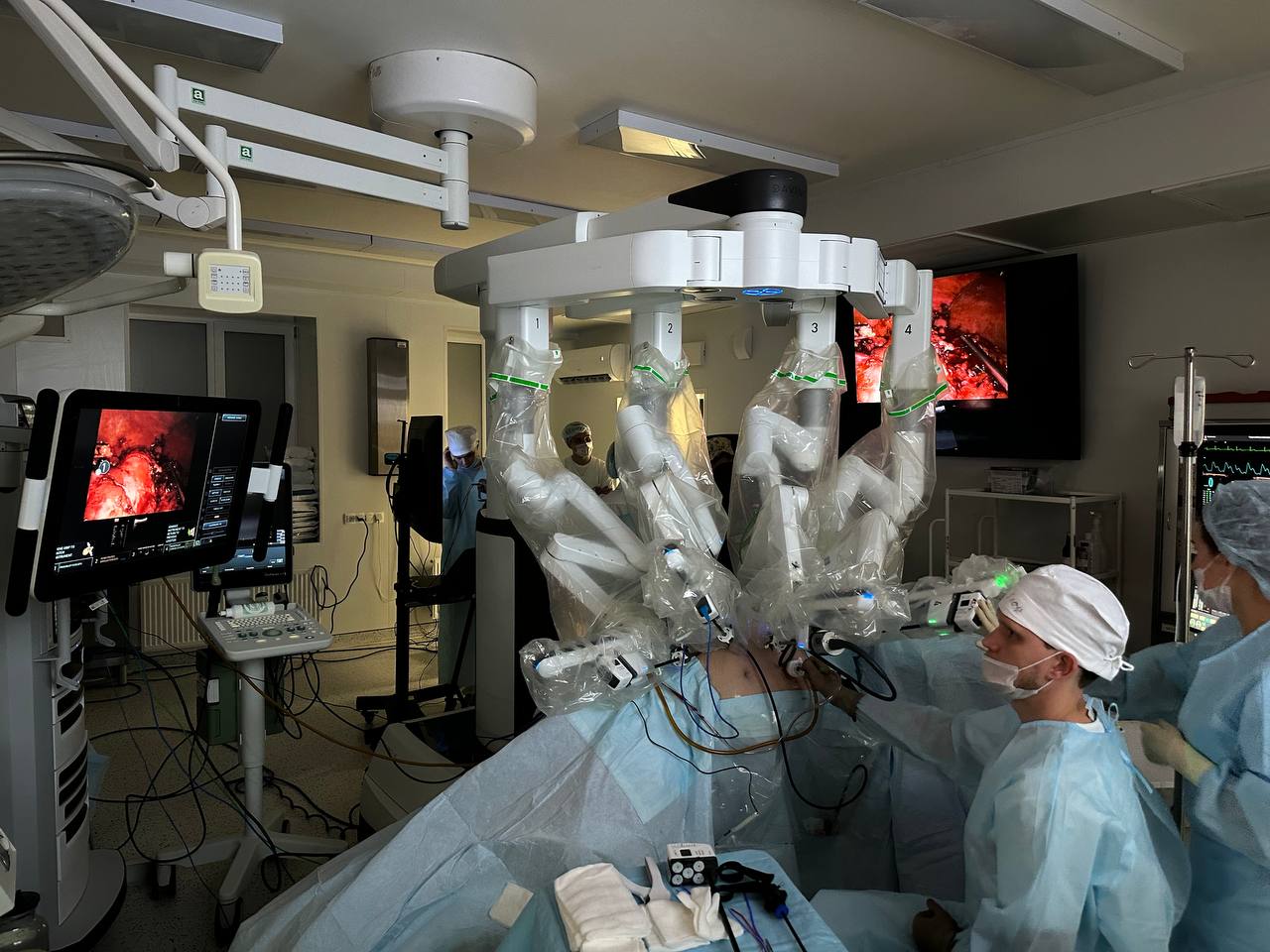 Ректор БГМУ, академик РАН, профессор Валентин Павлов провел мастер-класс в формате life-surgery на Конгрессе Международного общества урологов в Эдинбурге