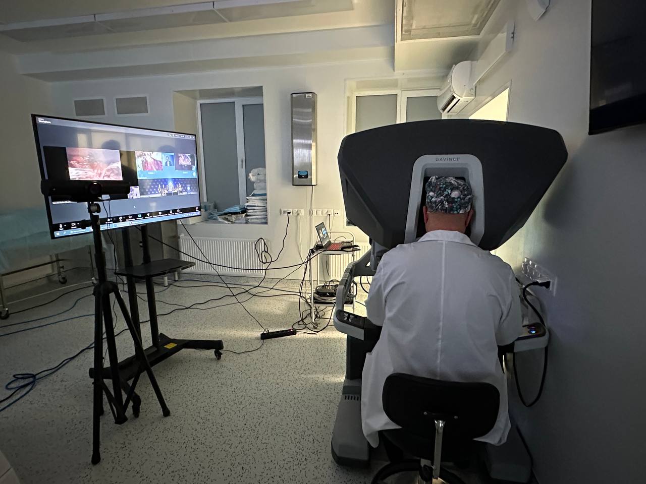 Ректор БГМУ, академик РАН, профессор Валентин Павлов провел мастер-класс в формате life-surgery на Конгрессе Международного общества урологов в Эдинбурге