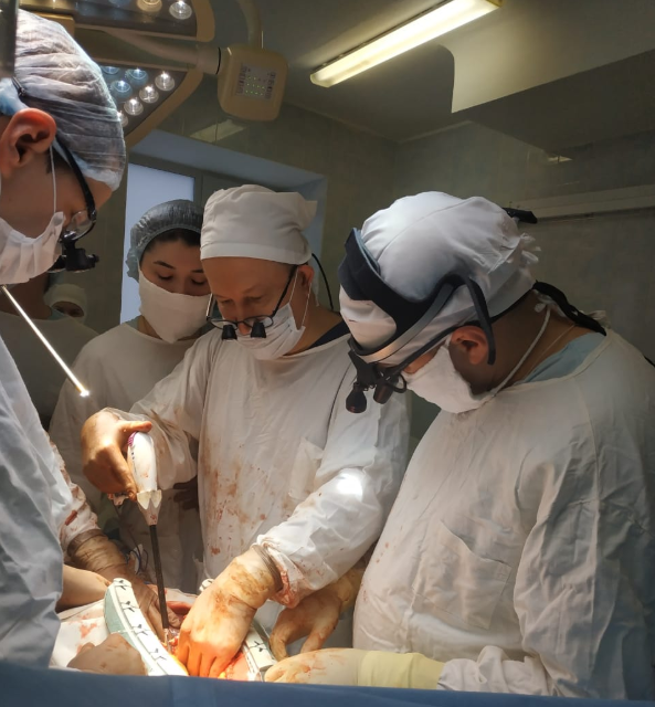 В клинике БГМУ выполнена гибридная операция пациенту с раком почки с опухолевым тромбозом нижней полой вены и правого предсердия