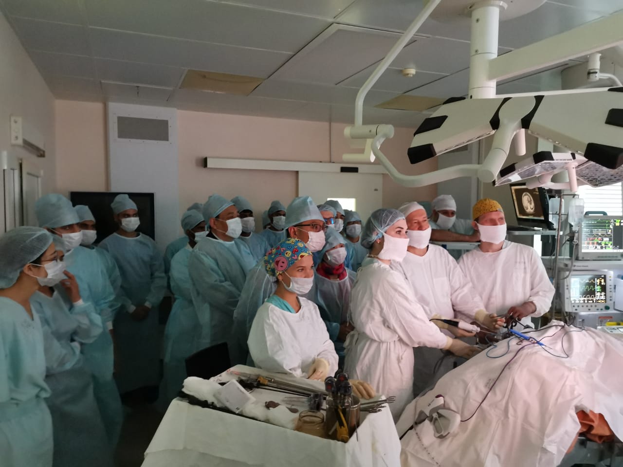 16 октября 2019 года профессор Павлов В.Н. выполнил лапароскопическую радикальную нефрадреналэктомию справа, резекцию правого надпочечника