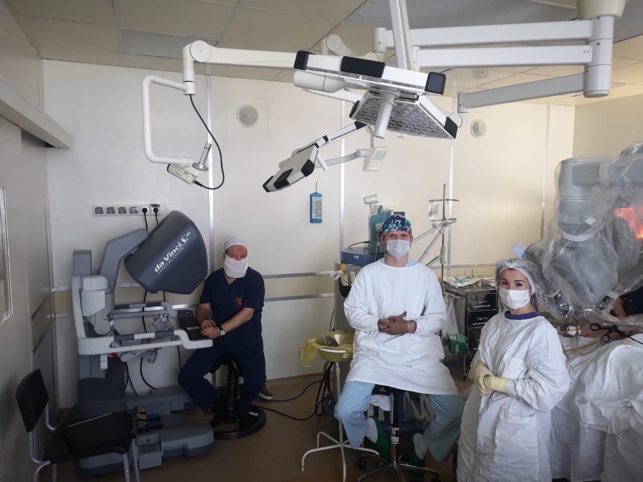 В клинике БГМУ продолжается проведение плановых операций. 7 апреля 2020 г. в Роботическом центре Клиники БГМУ выполнена робот-ассистированная радикальная простатэктомия с одномоментной пластикой паховой грыжи с обеих сторон