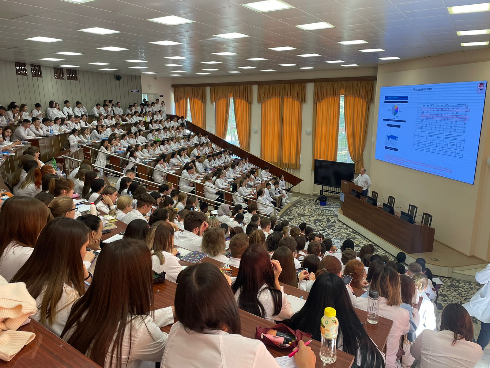 Академик Павлов В.Н. прочитал лекцию студентам 4 курса лечебного факультета и поздравил студентов с днем знаний.